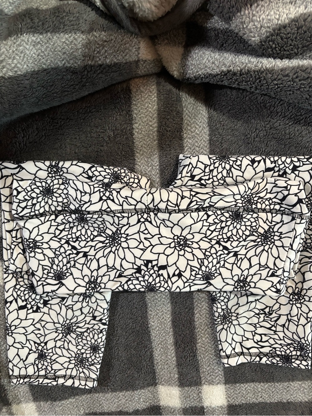 Black & White Floral athletic Leggings Women’s never worn